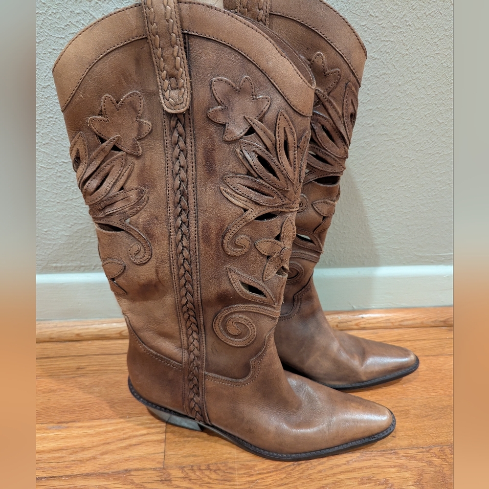 Leather boots with pretty cut-outs. SZ 8 - White House Black Market - Brazil